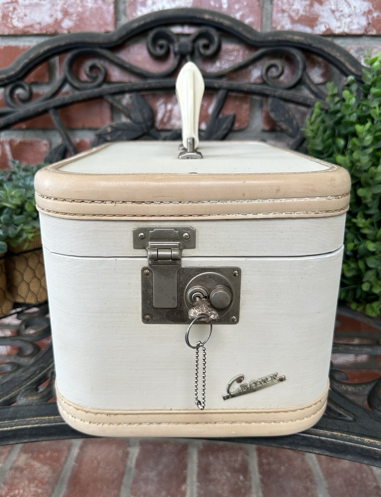 Vintage Crown La Parisienne Train Case; Ivory W/Navy Paris Theme Int; Mirror/Key