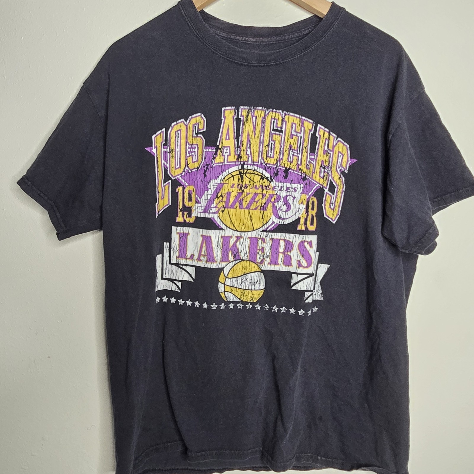 Los Angeles Lakers Distressed Men's Medium Black T-Shirt