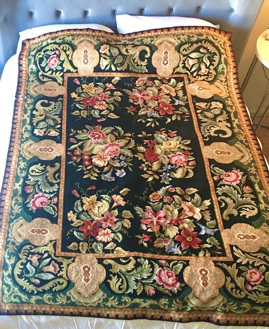 GORGEOUS VINTAGE HAND CRAFTED FLORAL TAPESTRY