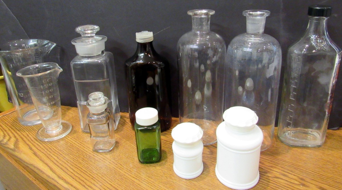 VINTAGE LOT OF 11 GLASS APOTHECARY PHARMACY JARS AND BOTTLES (EZS001269)