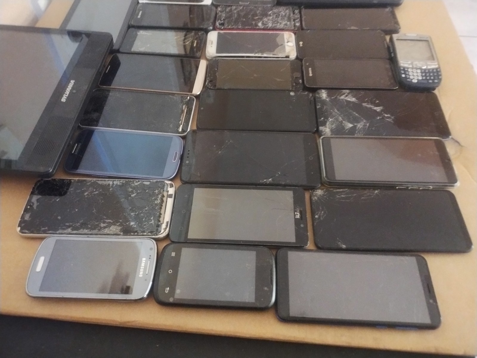  Tablet & Cell Phone Lot of 32   AS-IS For Parts Please Zoom At All Pictures 