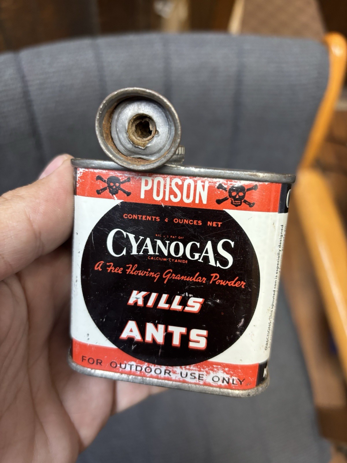 vintage FULL tin ....  4 oz. can. Home & Garden product