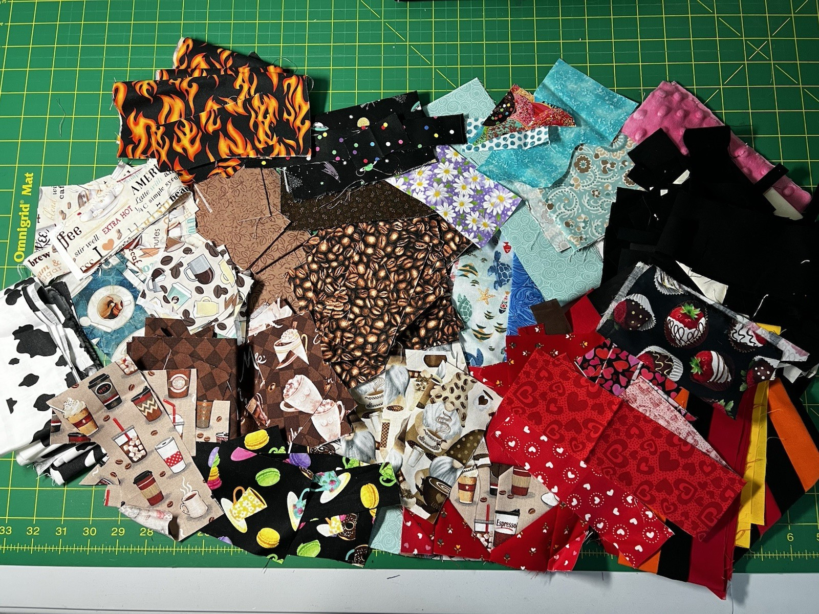 Lot Cotton Fabric Scraps Pieces Leftovers Mixed Designs Quilting Craft 1+ lb