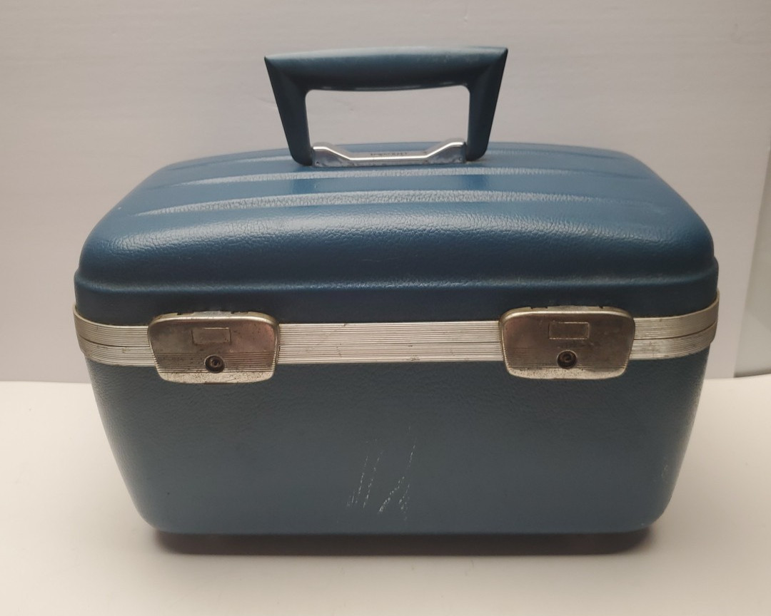 Vintage 1960s Pennys Towncraft Hard Shell Overnight Luggage Makeup Case Blue