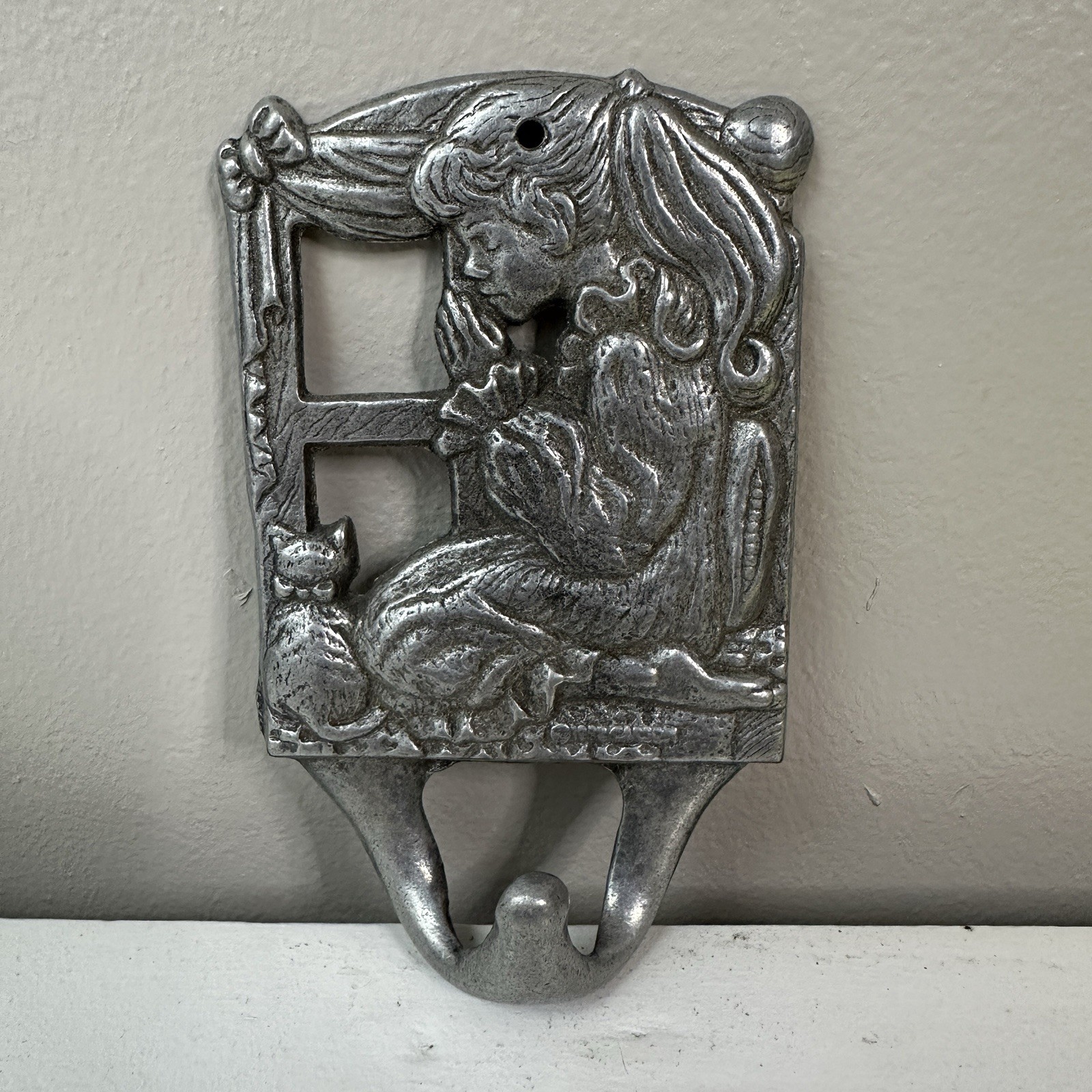 Vintage 1993 Carson Pewter Cat/Girl Praying Wall Metal Hook