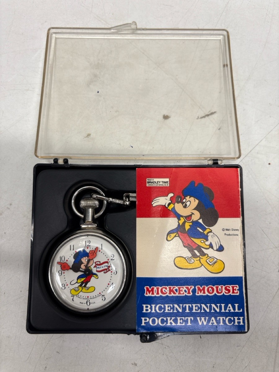 VINTAGE MICKEY MOUSE 1976 BICENTENNIAL MANUAL WIND POCKET WATCH, GOO (P03051456)
