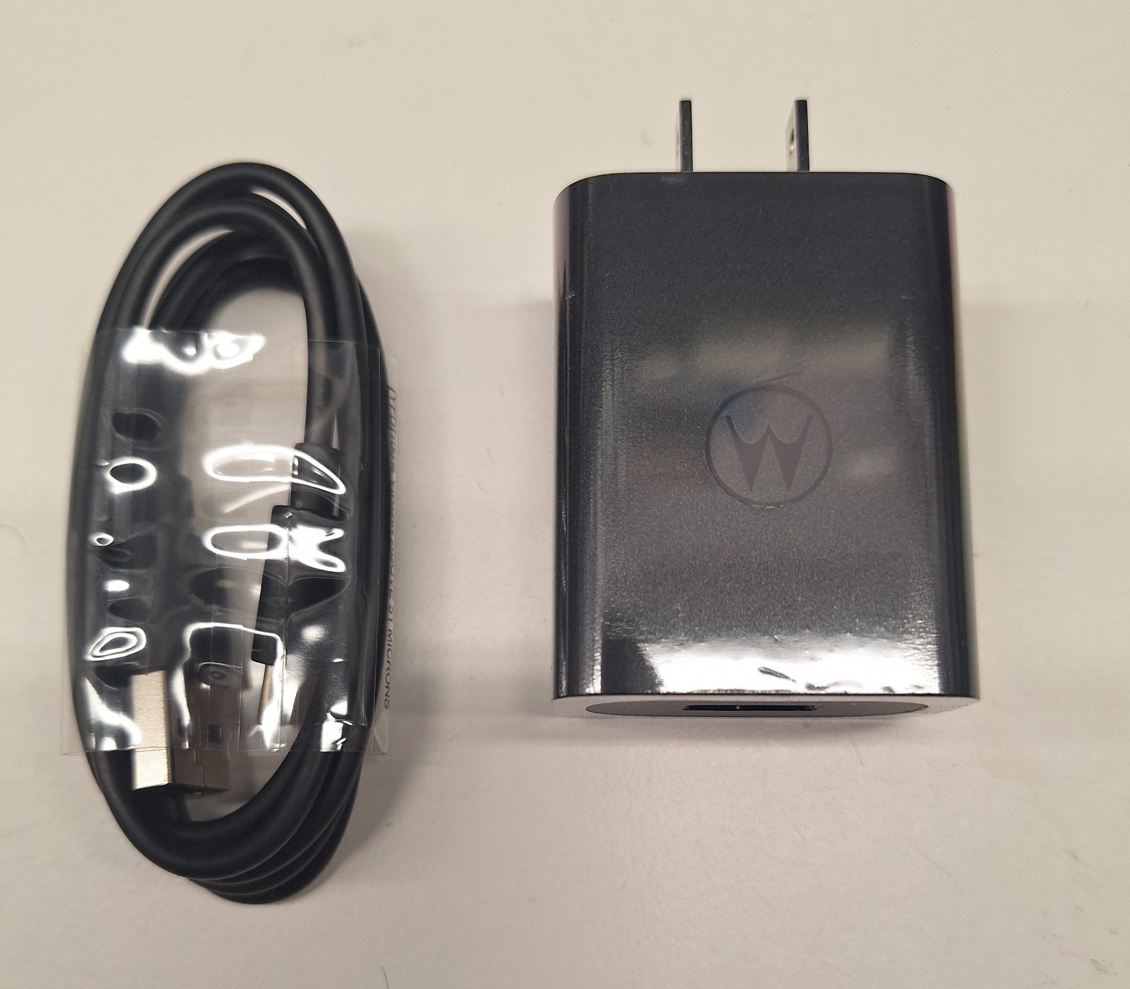 (Lot of 100) Motorola 33W USB-A Power Adaptor 11V/3A and USB-C cable- Black 
