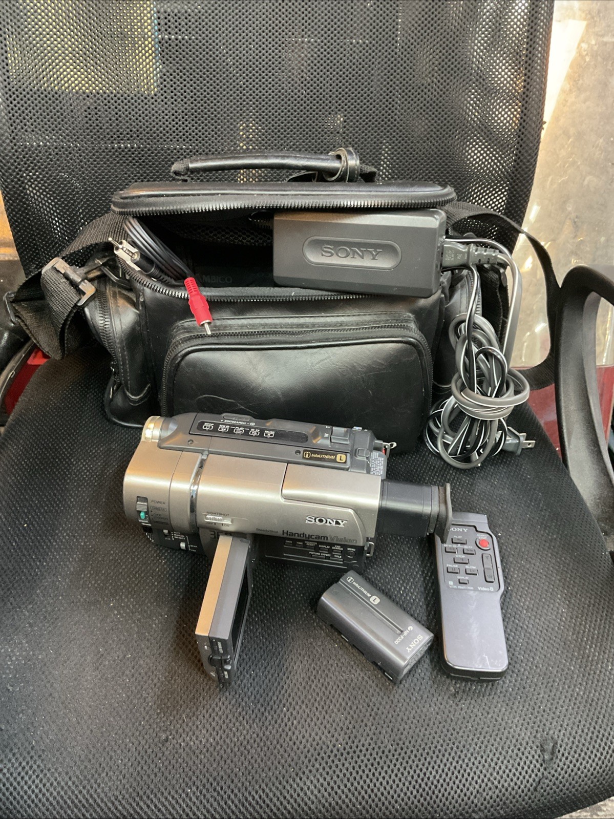 Sony Handycam CCD-TRV67 Hi-8 Analog Camcorder