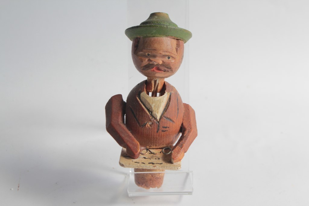 Folk Art carved wooden stopper (73535)