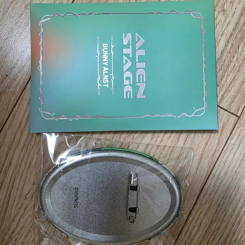 Alien Stage Sua Can Badge Unopened Collectible