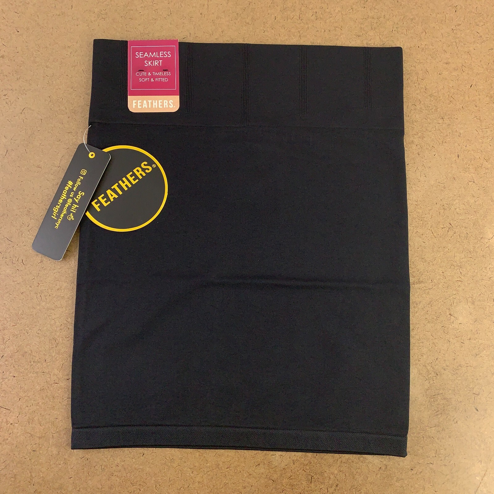 Feathers Women's Size Medium/Large Black Knit Soft & Fitted Seamless Skirt NWT