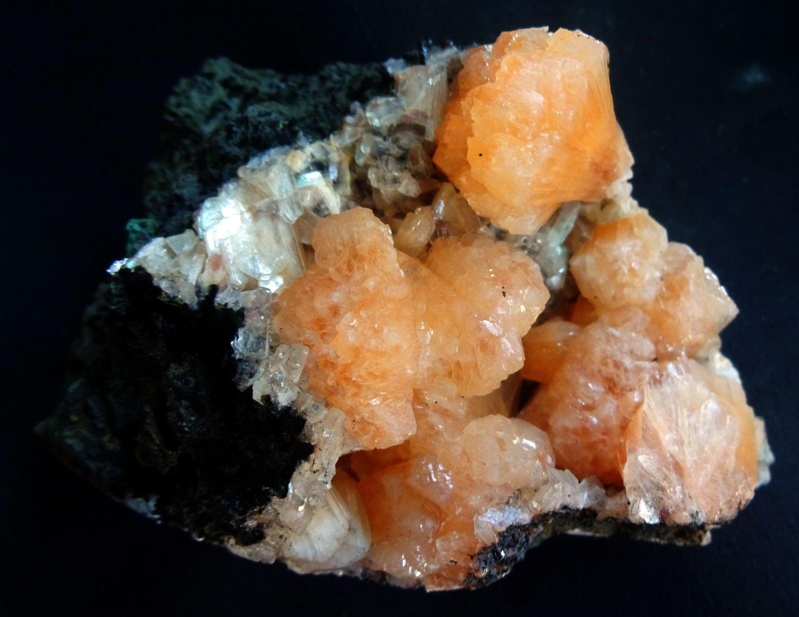 STERELITE BOWS ON HEULANDITE MATRIX MINERALS SPECIMENS