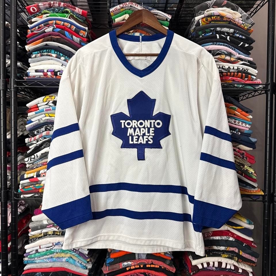 Vintage 90s Toronto Maple Leafs white hockey jersey! Size Medium