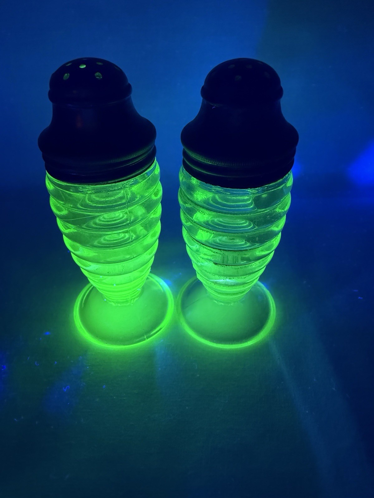 VINTAGE HAZEL ATLAS URANIUM GLASS BEEHIVE SALT & PEPPER SET