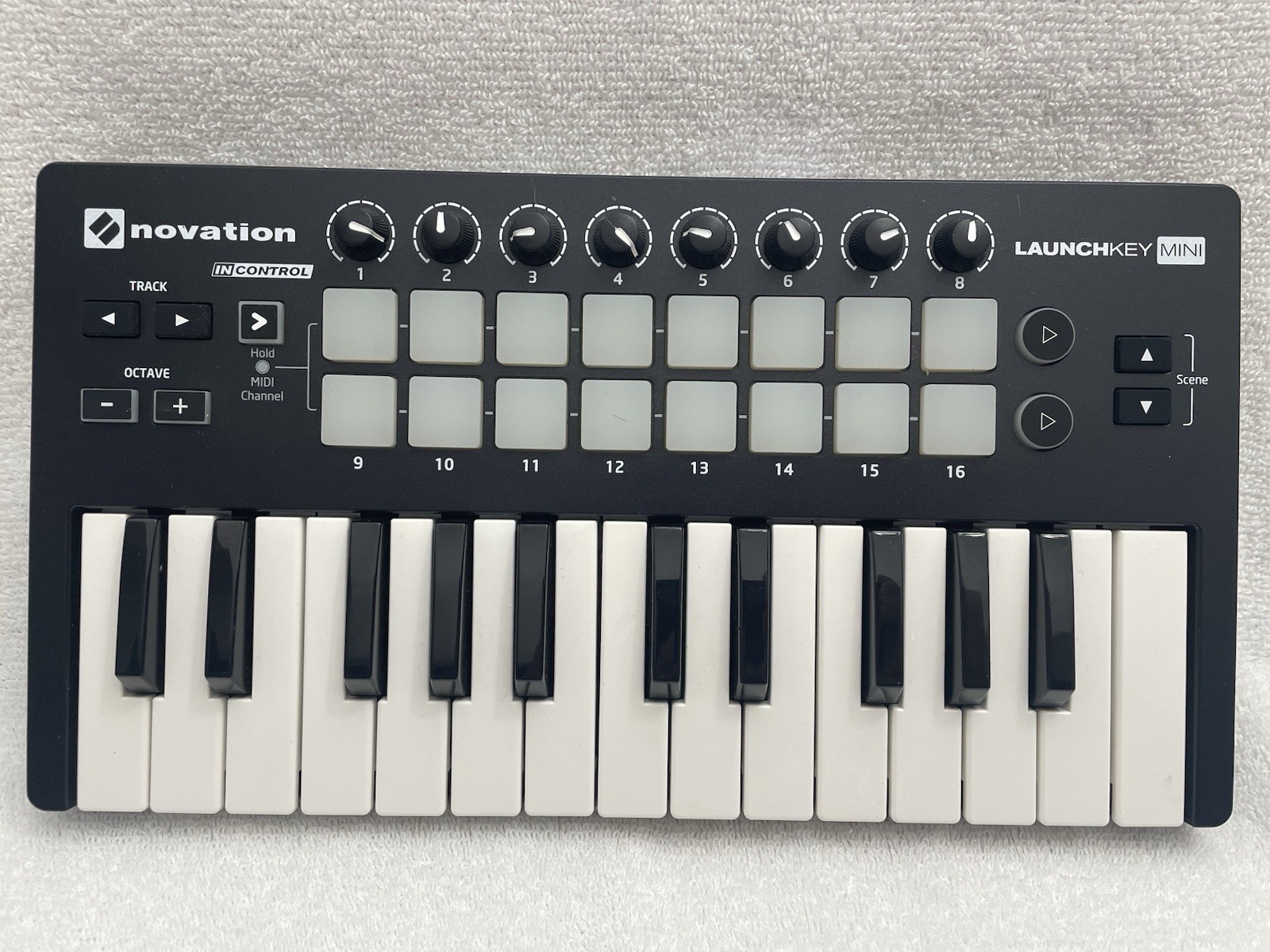 Novation Launchkey MINI MK2 Keyboard Controller NOVLKMIN2 B39