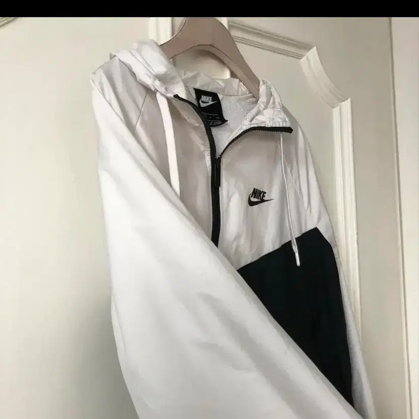 Nike Women’s Windrunner Windbreaker Jacket