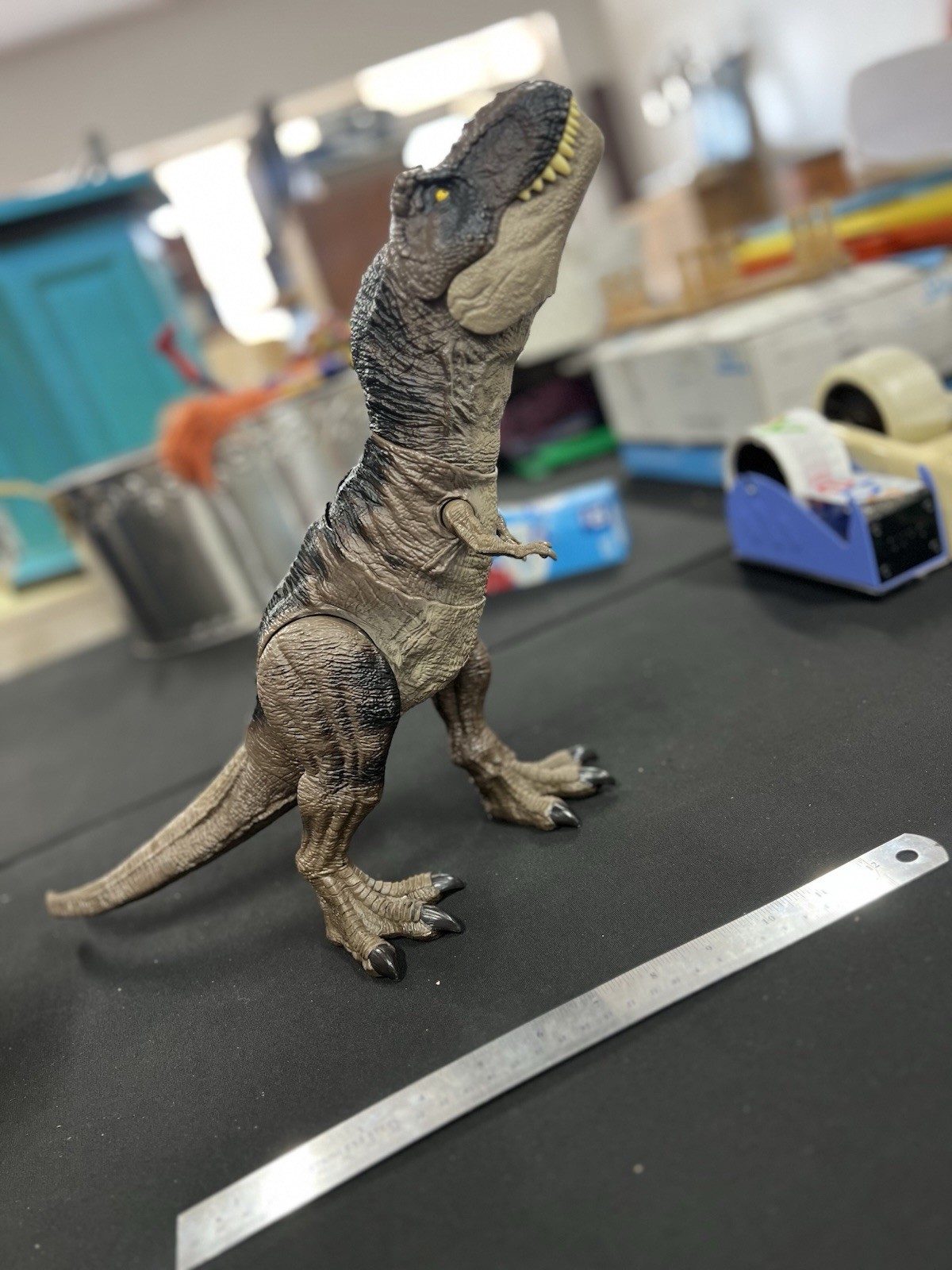 Jurassic World Thrash 'N Devour T-Rex Tyrannosaurus Figure (HDY55) Mattel 2021