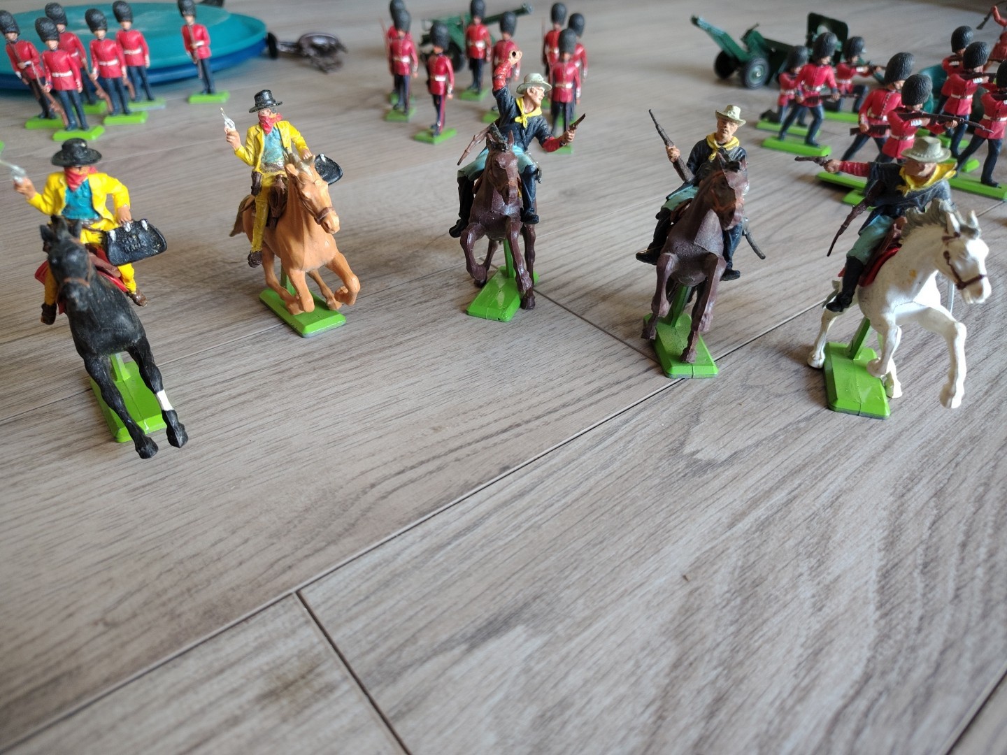 Britains 1971 Deetail 7th Calvary Soldier Charging on Horseback vintage Lot Of 5