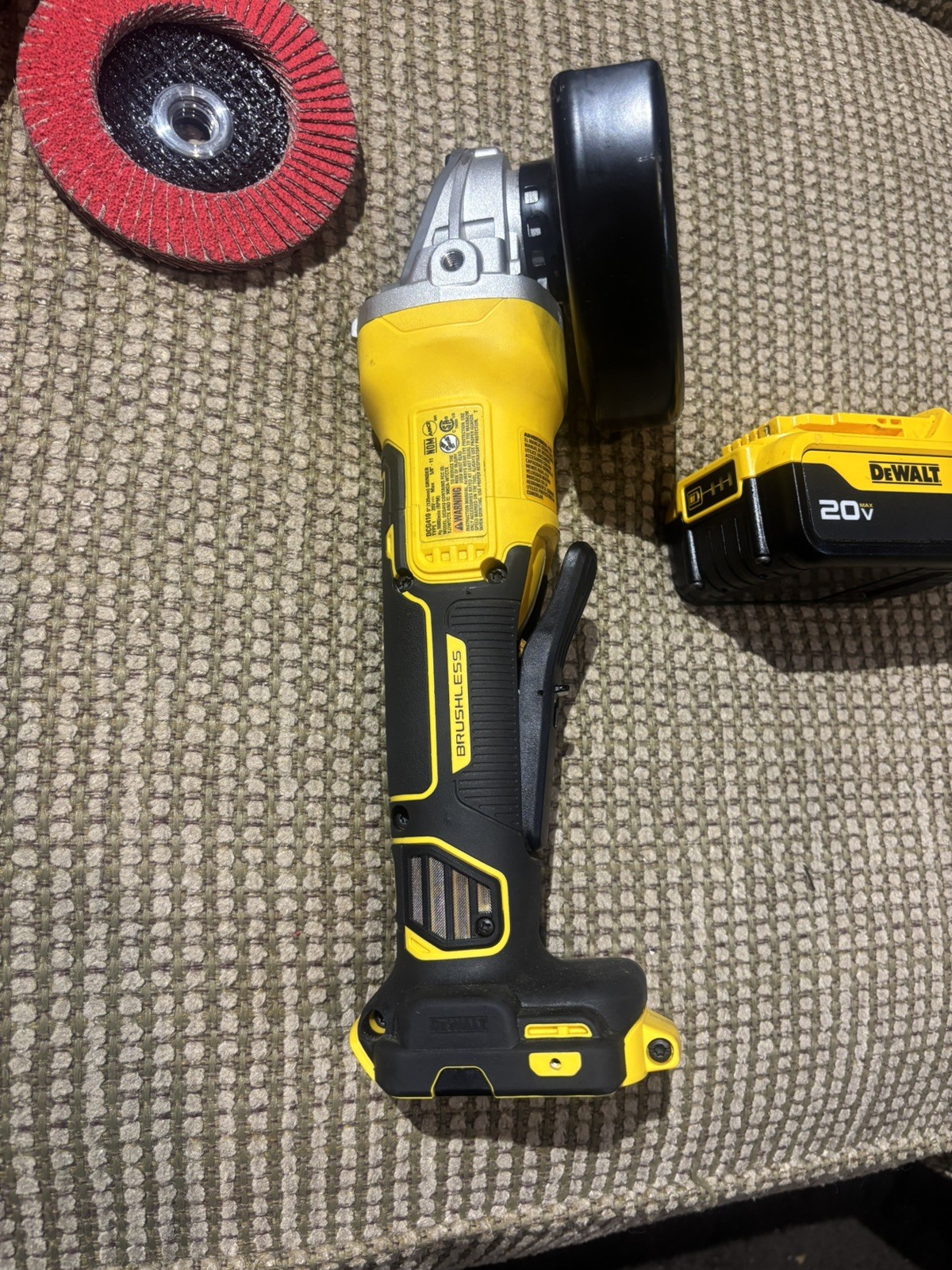 DEWALT DCG410VS 20V MAX XR 4-1/2 5-in Brushless Paddle Switch Grinder with batt 