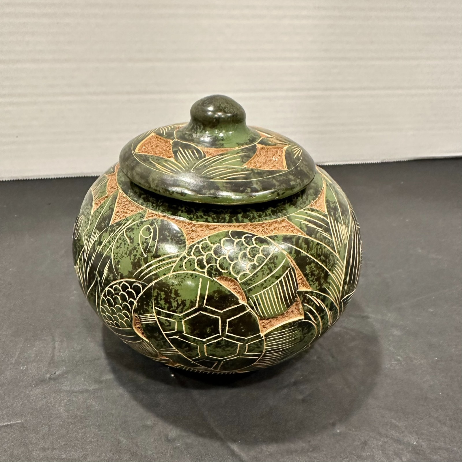Vtg Nicaraguan Handmade Etched Clay Jar w/ Lid 5" Green Brown Turtle Motif