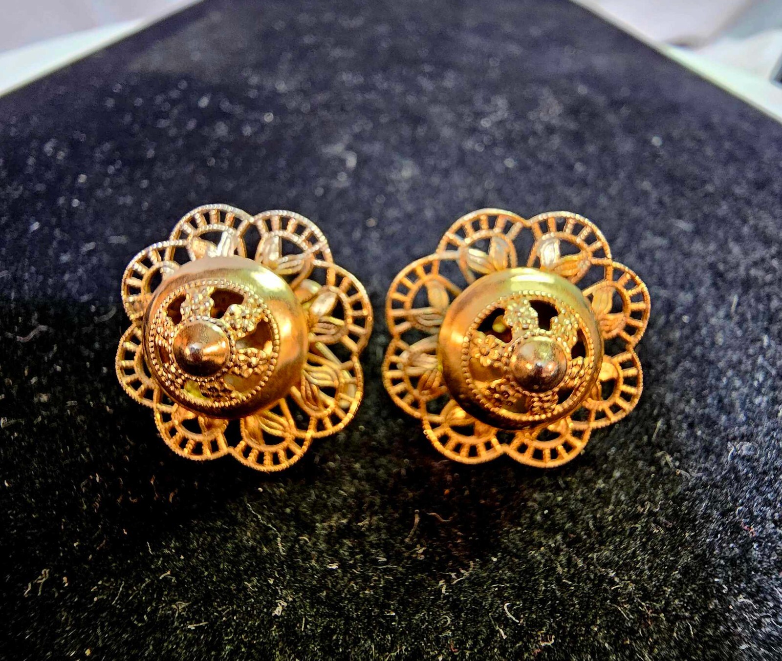 Goldtone Screwback Earrings filigree style flower Shaped 3D- S65