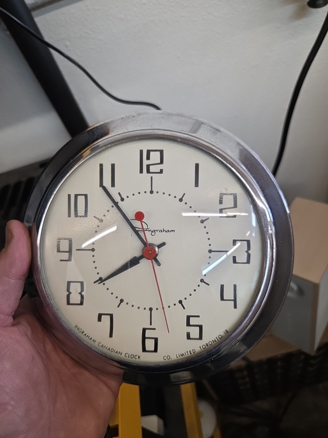 VTG ELECTRIC INGRAHAM  ROUND KITCHEN CLOCK WHITE AND CHROME 