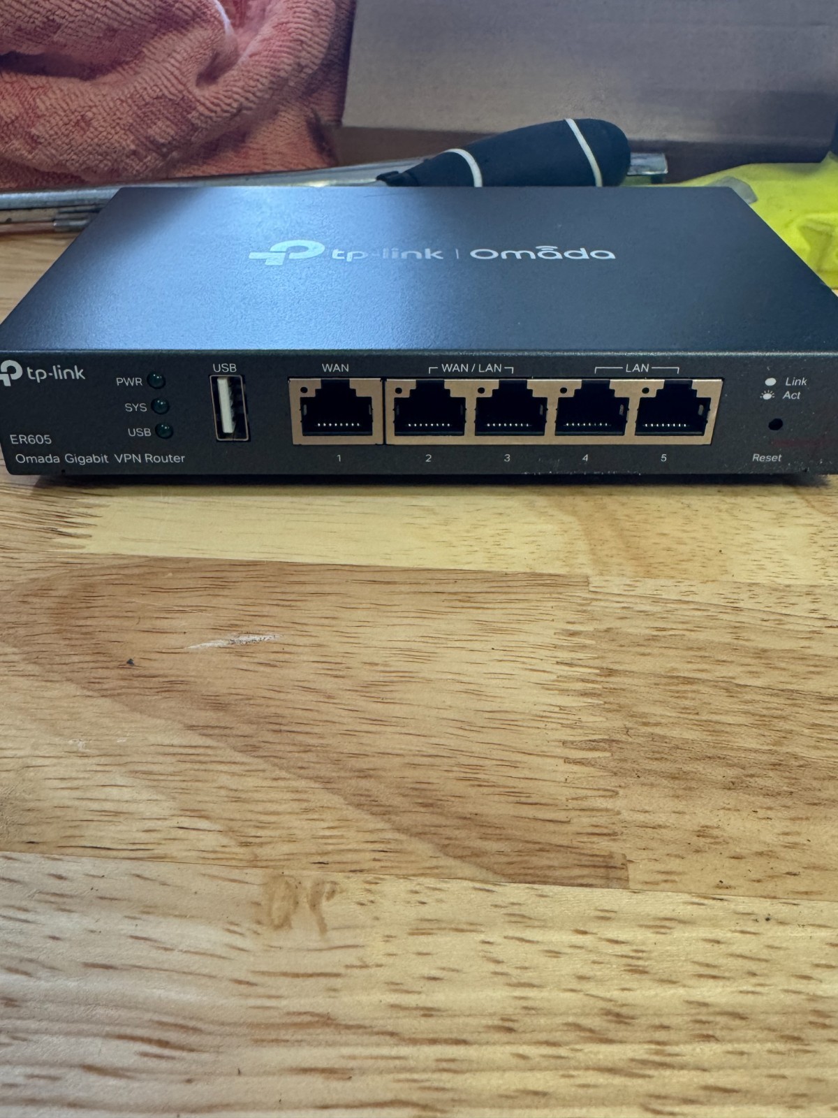 tp-link ER605 Omada Gigabit VPN Router 5 ethernet port and 1 usb