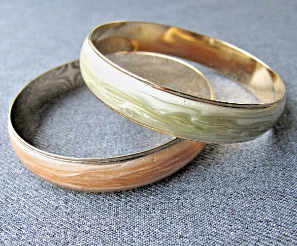 Vintage signed Avon marbled beige & green golden metal bracelets bangles