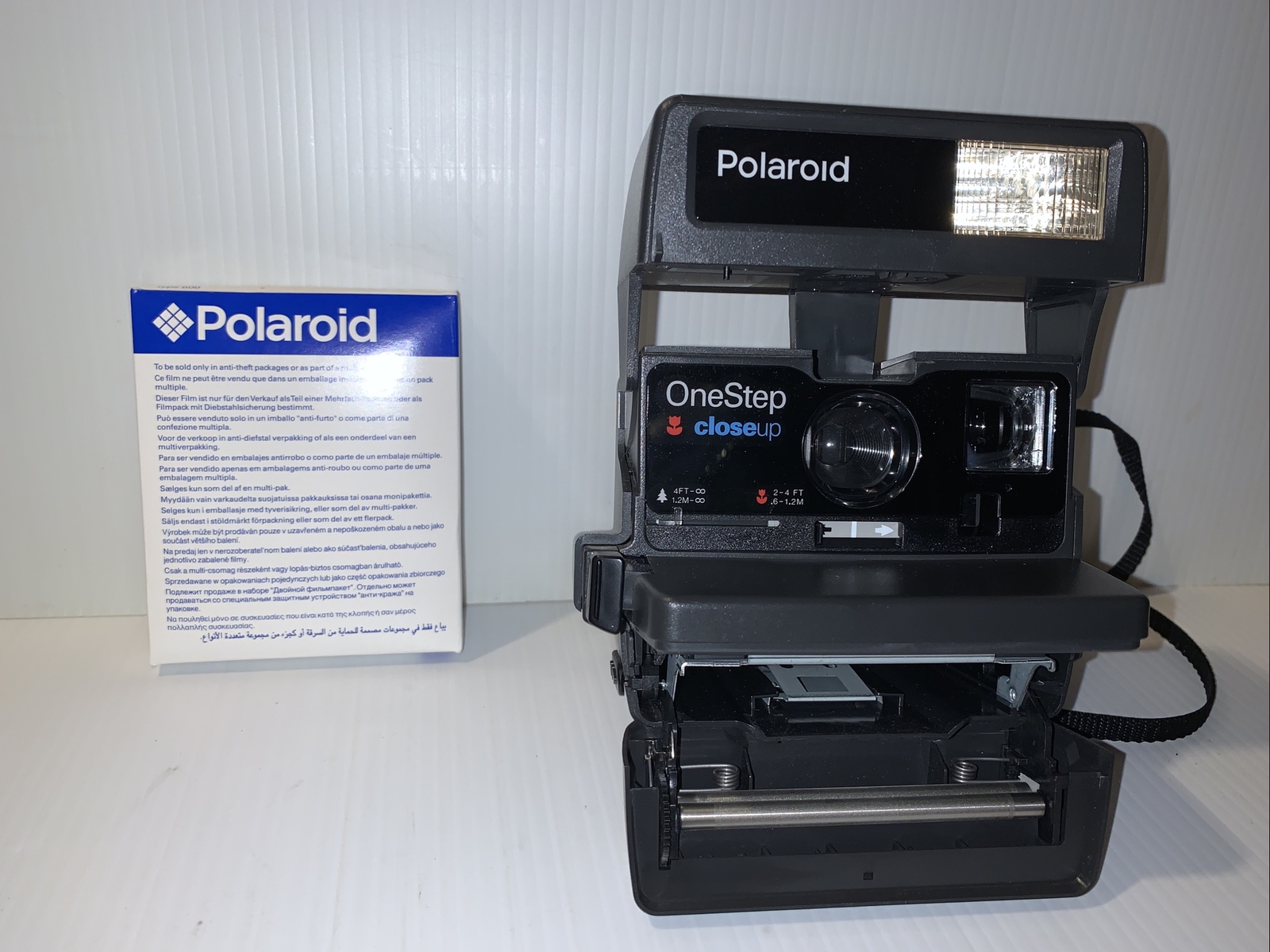 Vintage Polaroid Instant One Step Closeup Camera 600 Flash & Strap Untested