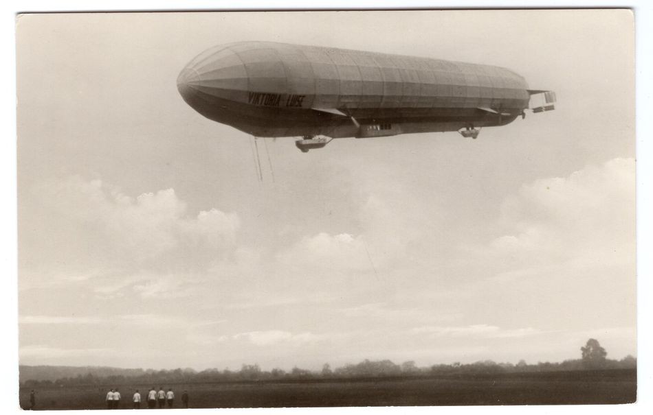 Zeppelin/Airmail Ak Victoria Luise Unused (EA2463
