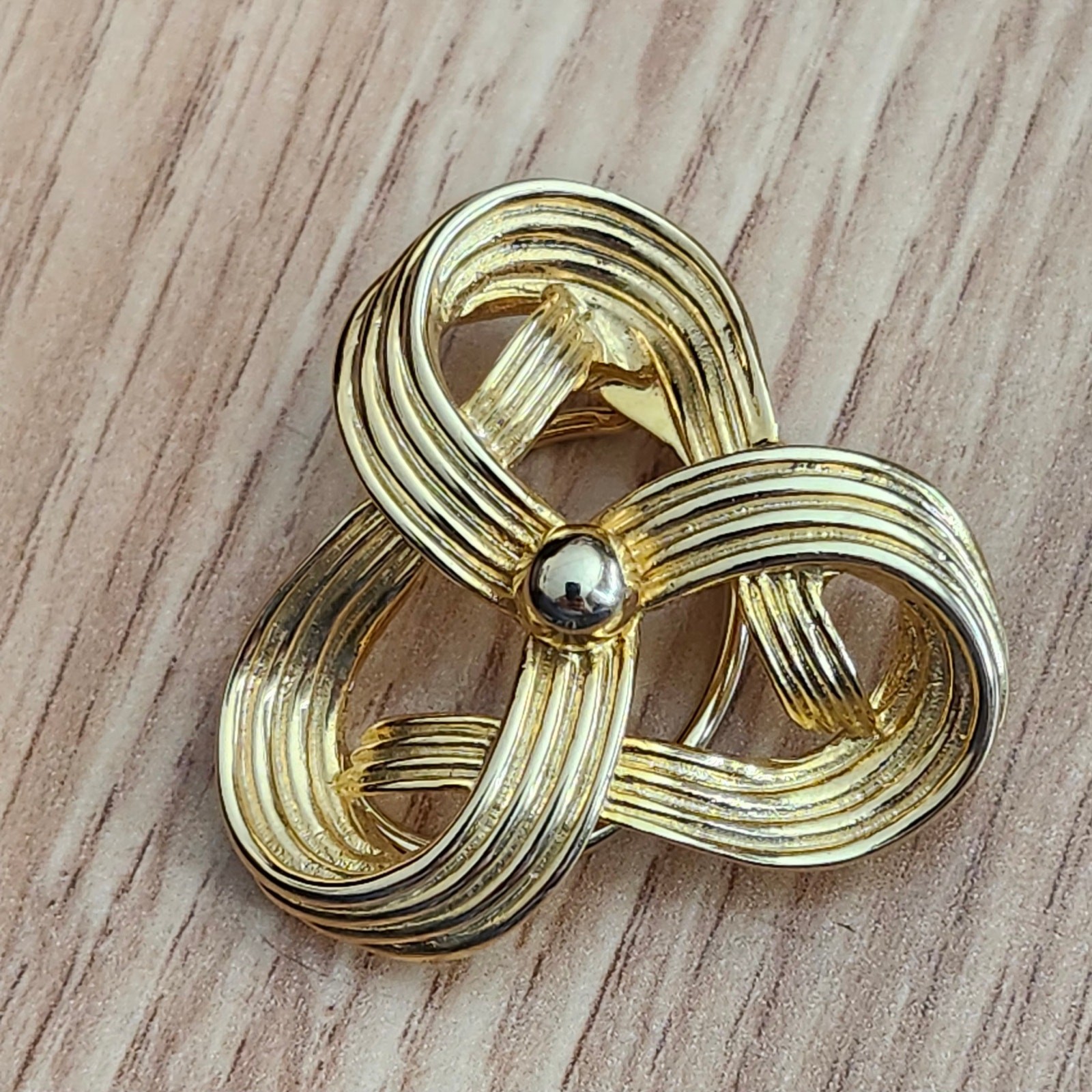 Vintage Gold Tone Celtic Knot Triquetra Scarf Clip Holder Purse Strap Clamp