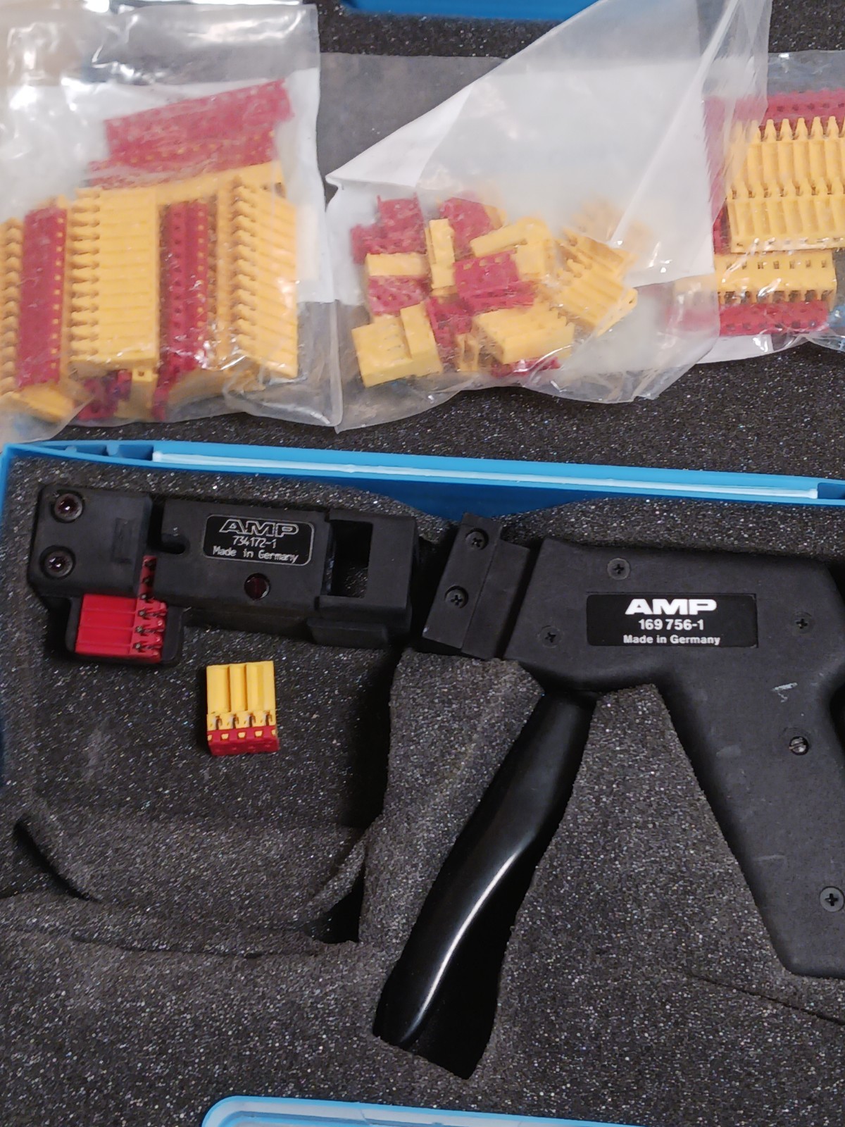 AMP plug tool 169756-1  with 734172-1  style plug head and assorted plugs