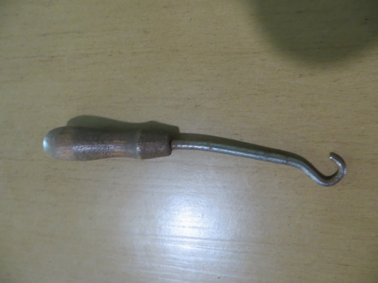 ANTIQUE WOODEN HANDLE 3 1/2 INCH SEWING LOOP TOOL