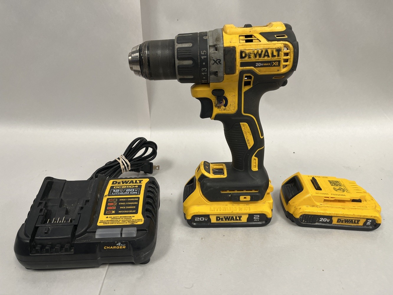 DEWALT DCD791 20V 1/2" CORDLESS BRUSHLESS DRILL DRIVER W/ 2 BATERIES AND CHARGER