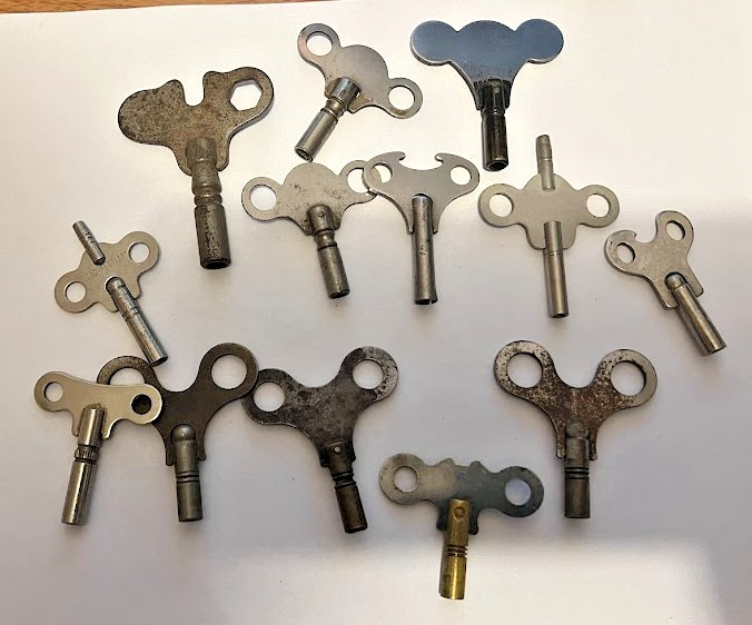 12 VINTAGE CLOCK KEYS MIXED SIZES NO DAMAGE - A8