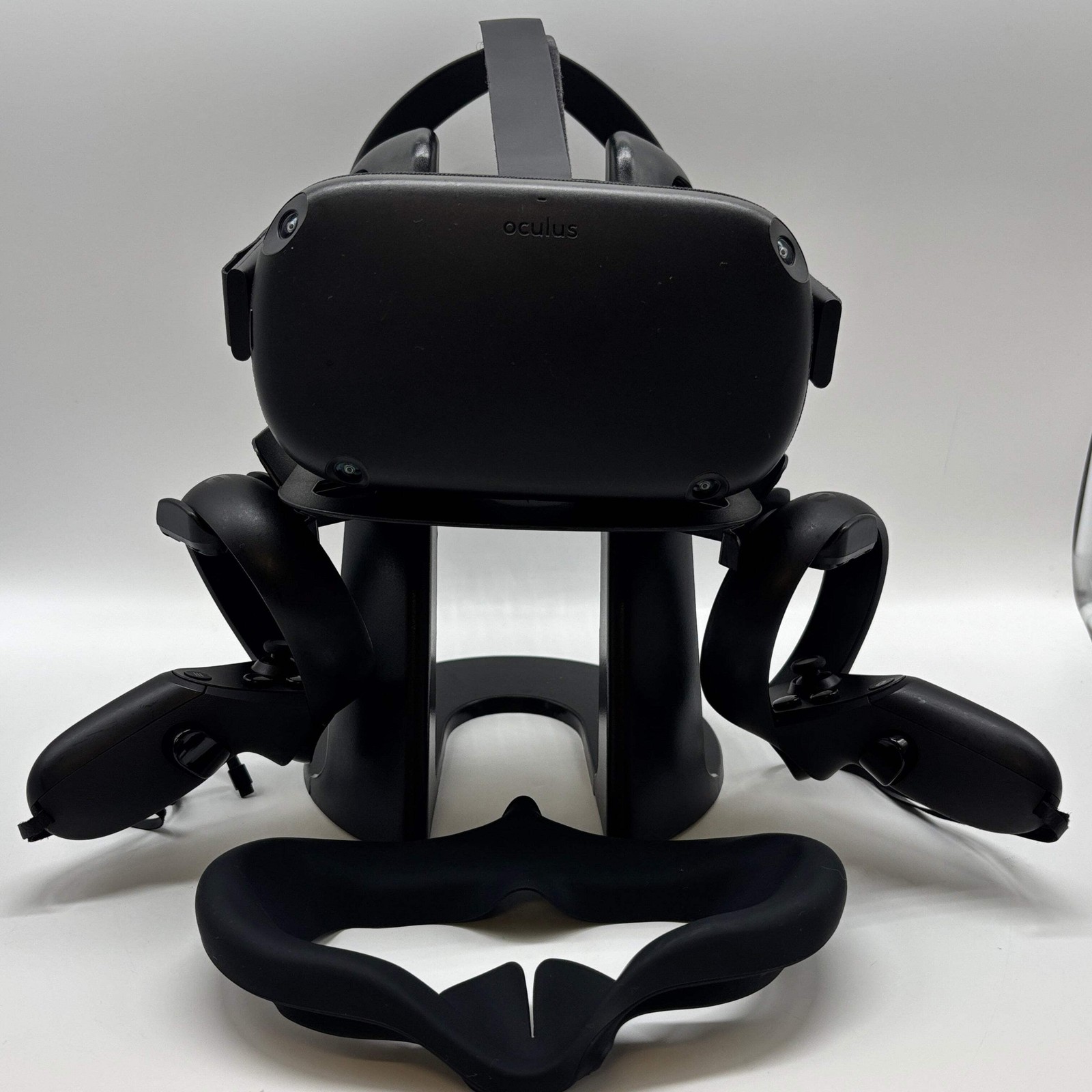 Oculus Quest 64GB Standalone All-In-One VR Headset MH-B