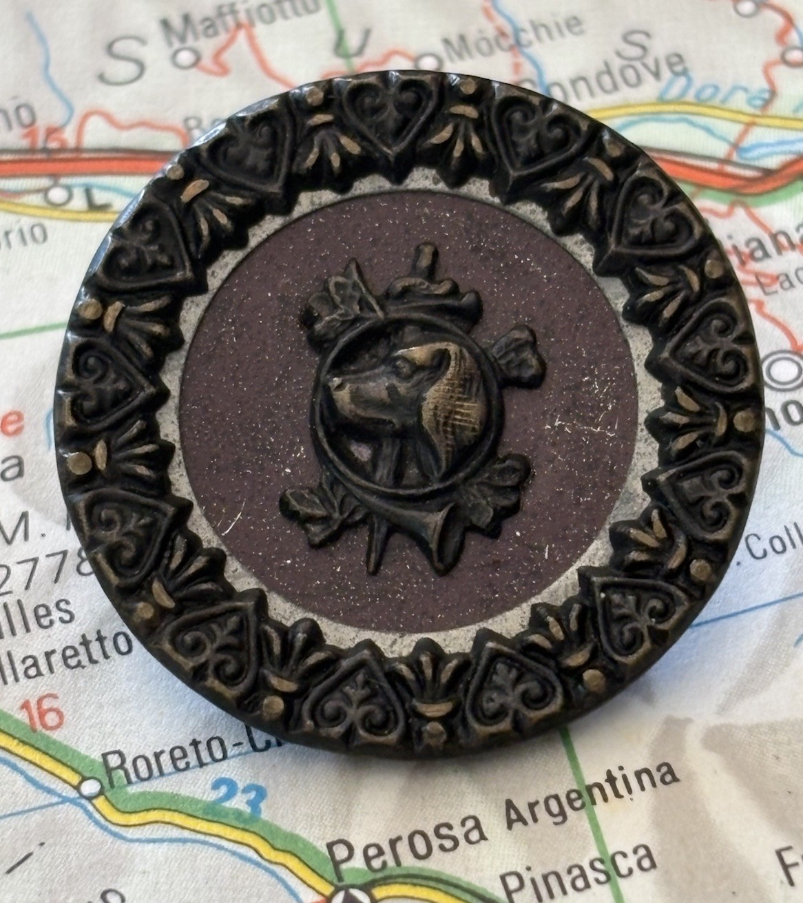 Antique Victorian Hunting Dog Picture Button Horn & Oak Leaves Heart Border