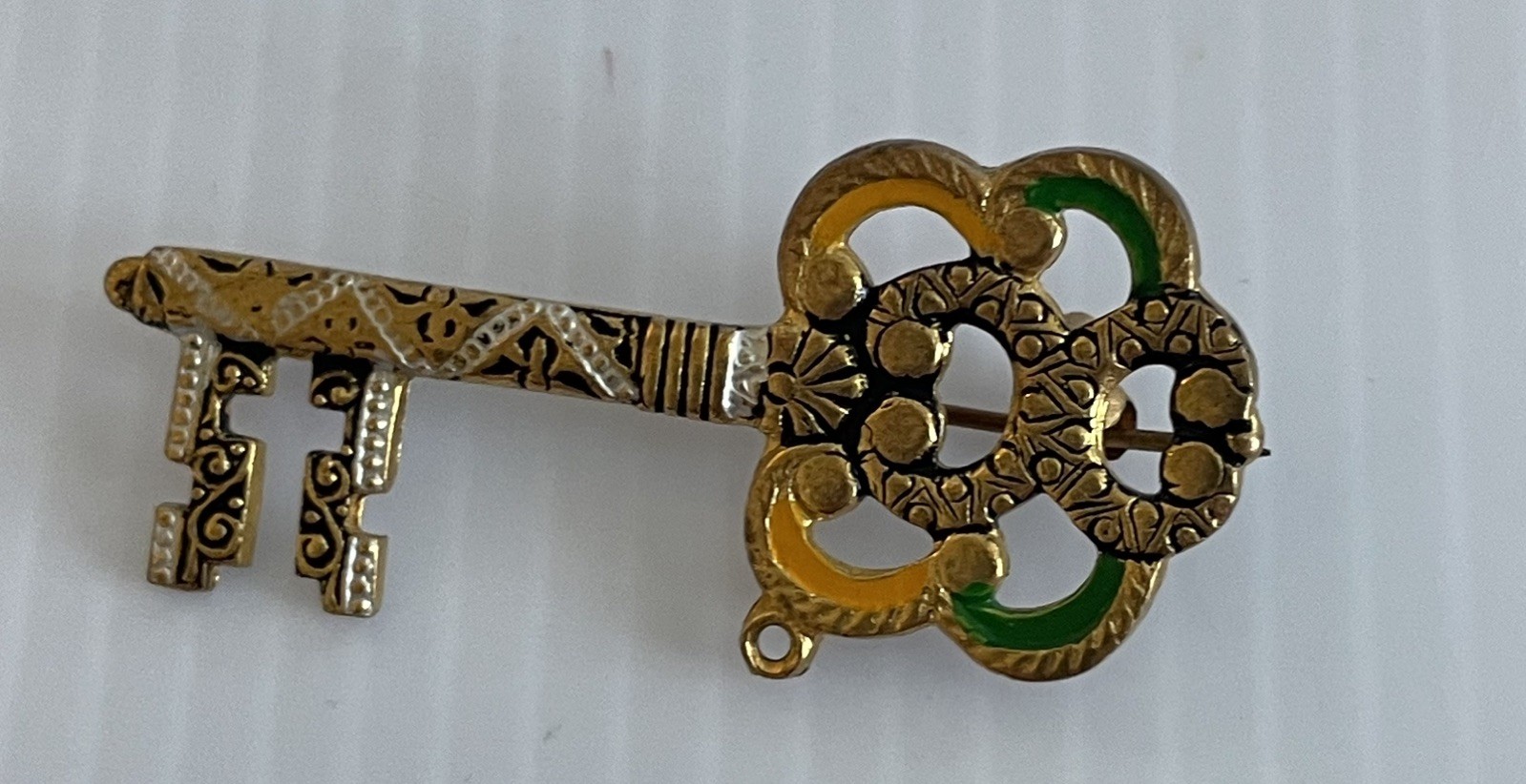 Vintage Style Ornate Skeleton Key Brooch Pendant Gold Tone Enamel Green Yello