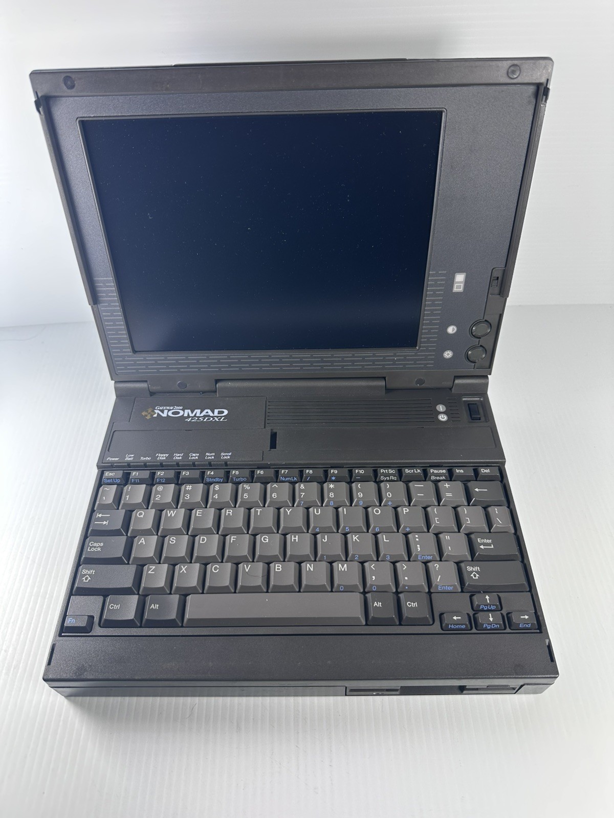 VINTAGE Gateway 2000 Nomad 425SXL Intel Laptop Computer 1993 UNTESTED