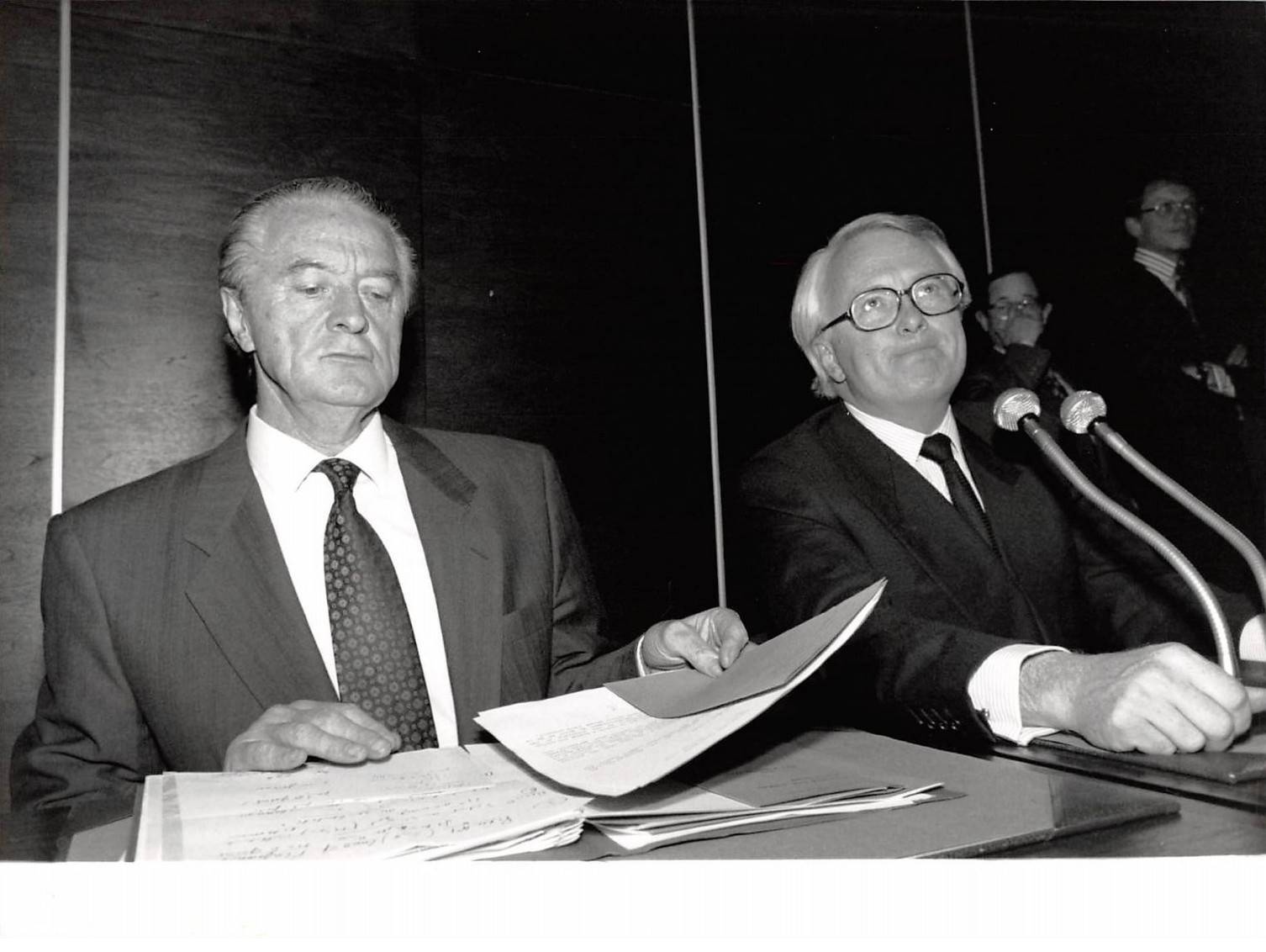 Press Photo MLE10278 Approximately 25X18 Cm 1992 Paris Roland Dumas Michel Vauze