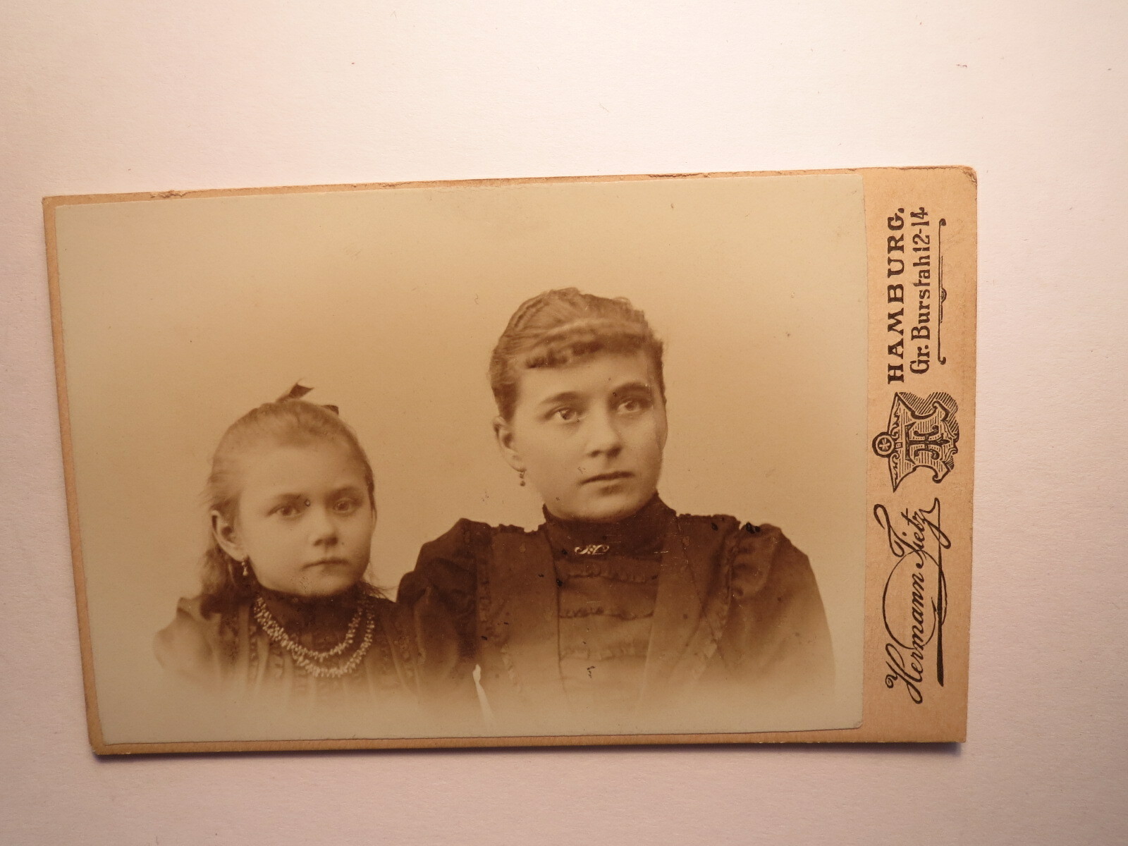Woman & Little Girl - Portrait / CDV Back House Hermann Tietz Hamburg