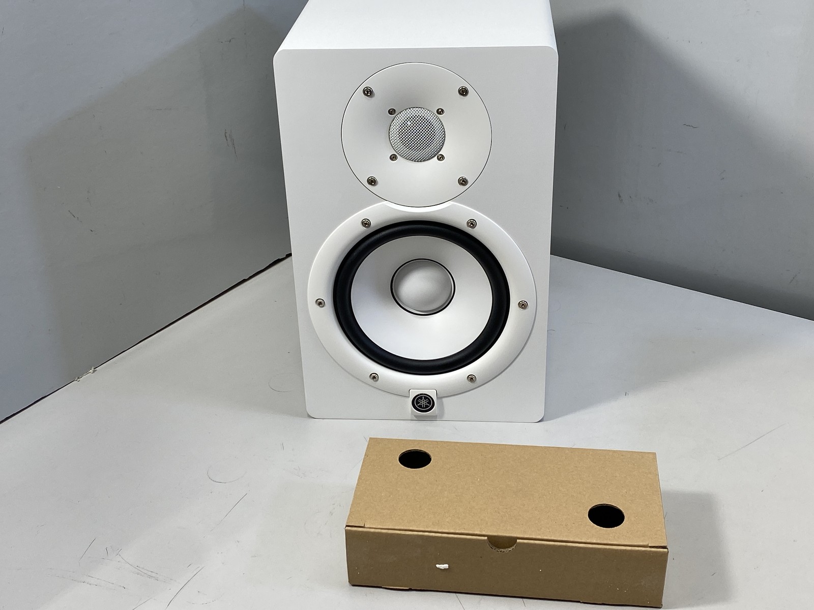 Yamaha HS7 Powered Studio Monitor - White