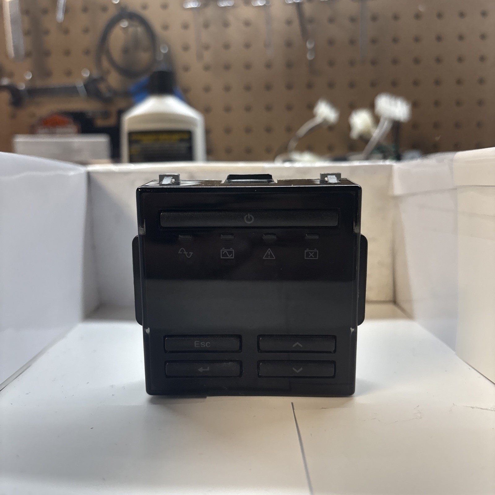 APC ON-1011F-700 Smart-UPS Intuitive Easy-To-Use LCD Interface Control Display