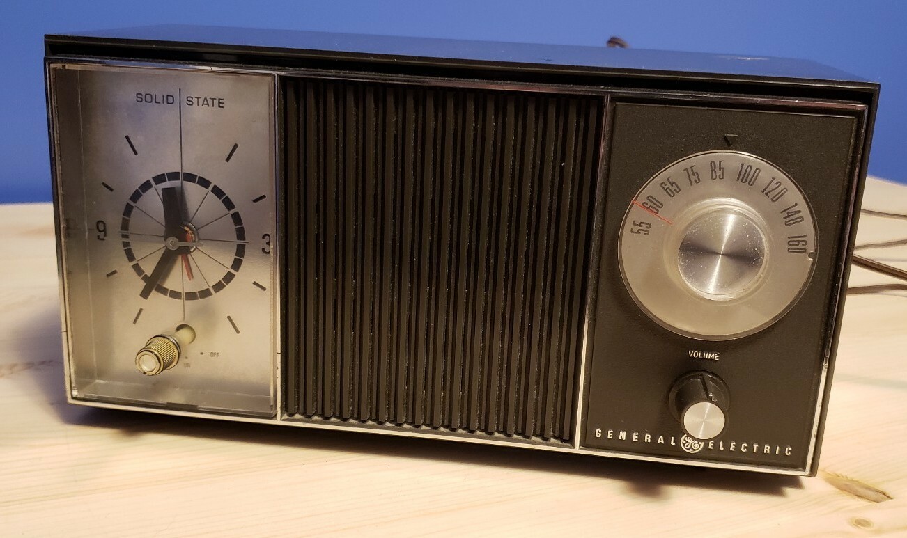 Vintage General Electric Model C1478D Dark Brown Clock Radio
