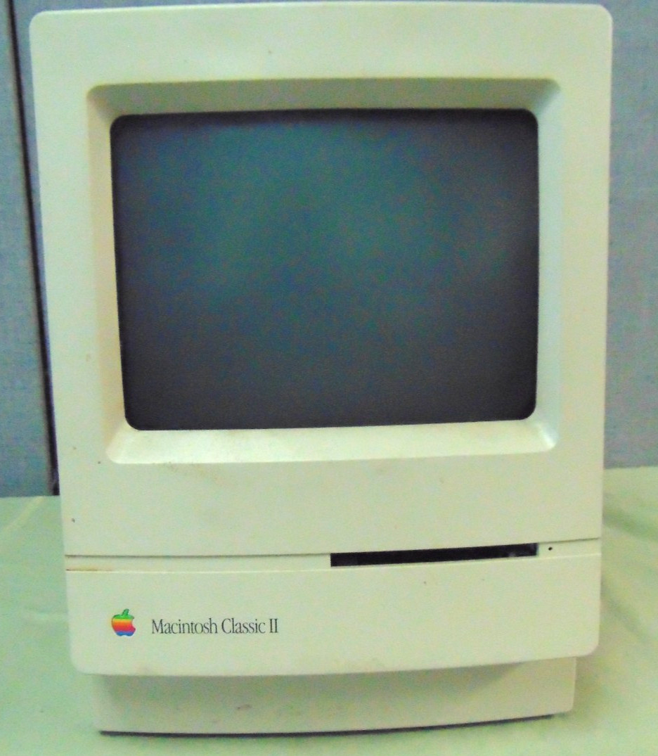 Vintage Macintosh Classic II Apple Computer M4150 For Parts or Repair /1992