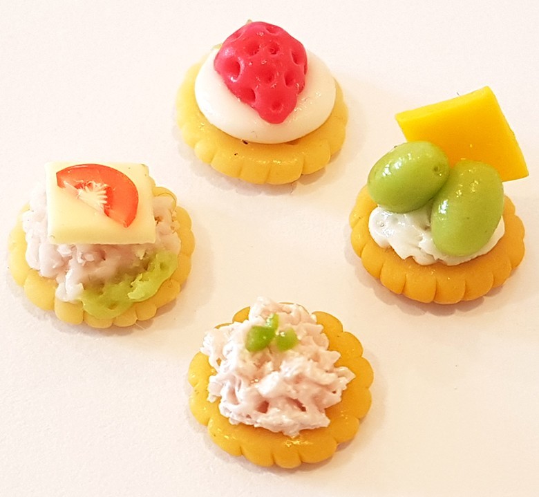 100 Dollhouse Miniature Cracker Appetizers * Doll Food Barbi Diorama Wholesale