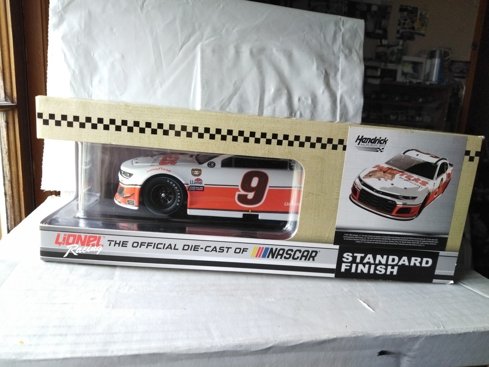 Chase Elliott 1/24 2021 #9 Hooter's Throwback Chevy Camaro ZL1