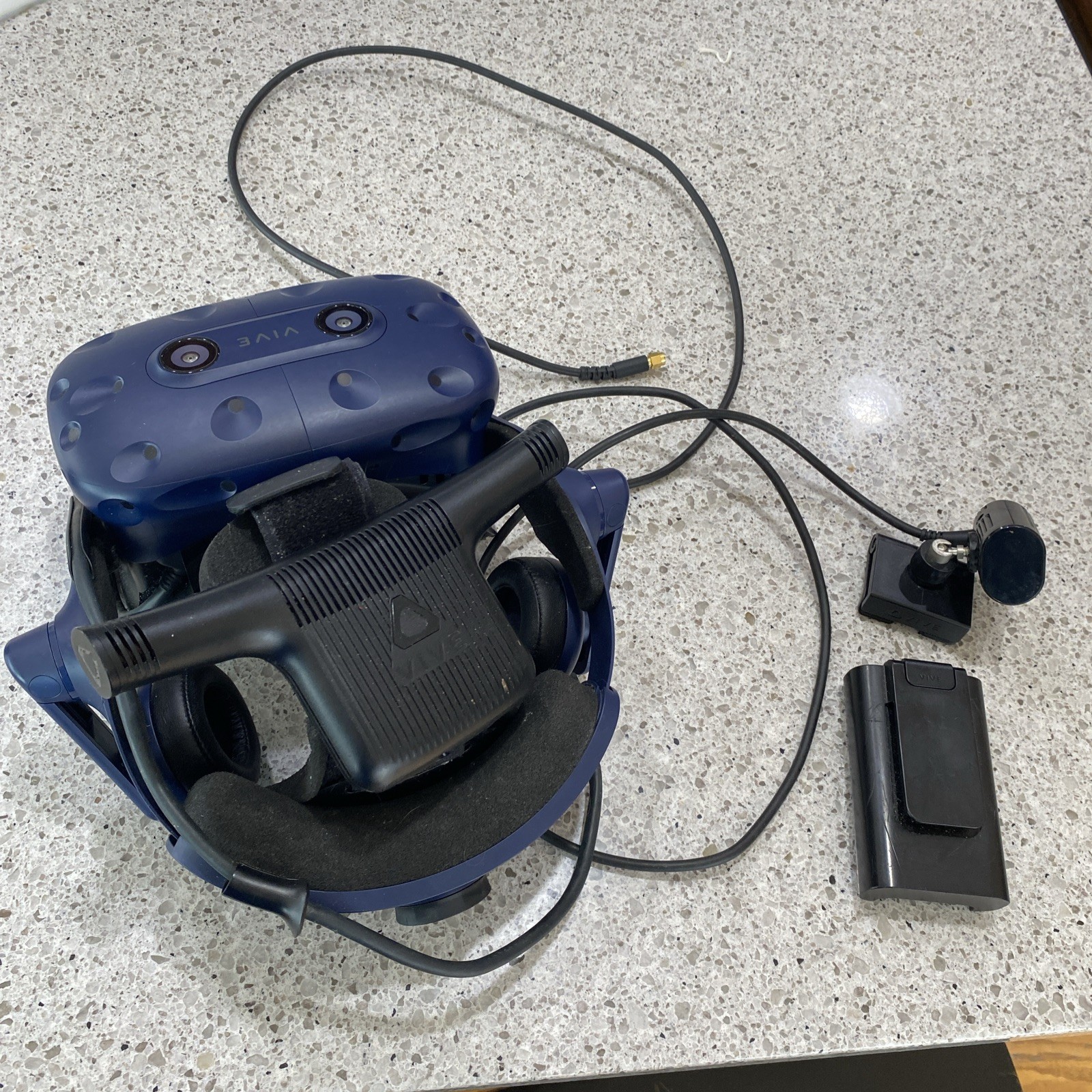 HTC Vive Pro VR Headset w/ camera & battery? 