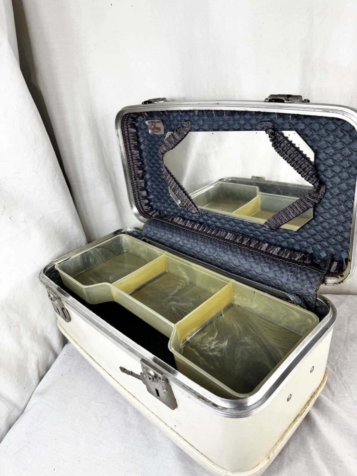 Vtg Wayfarer White Train Case Makeup Luggage Tray & Mirror 15x8x7" H Hard Shell