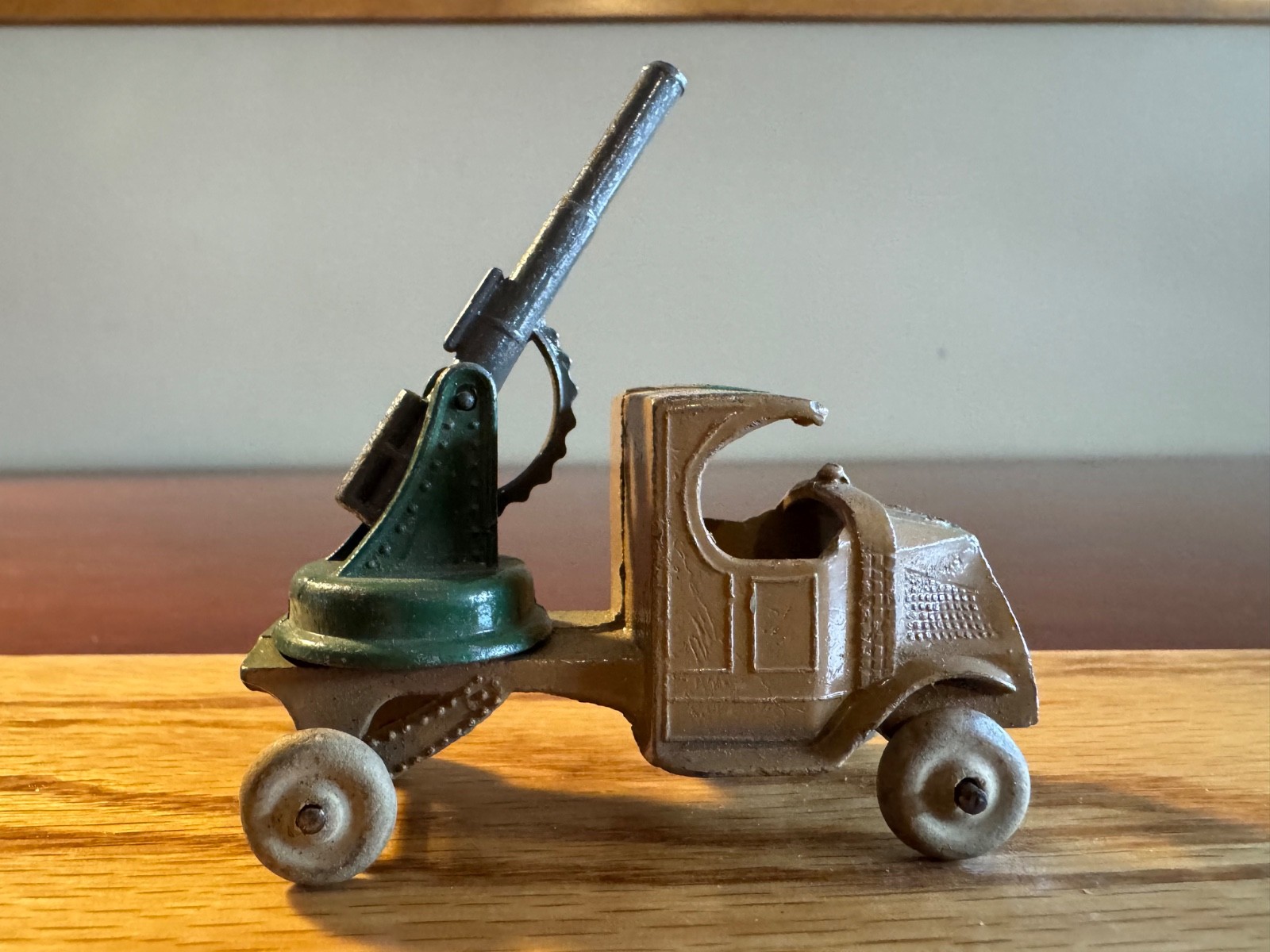 Vintage Tootsie Toy 4643 Mack Anti-Aircraft Truck, Gun Swivels & Tilts RARE MINT